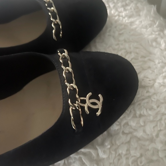 SOLD Chanel Suede Pumps with logo chain - Picture 4 of 10